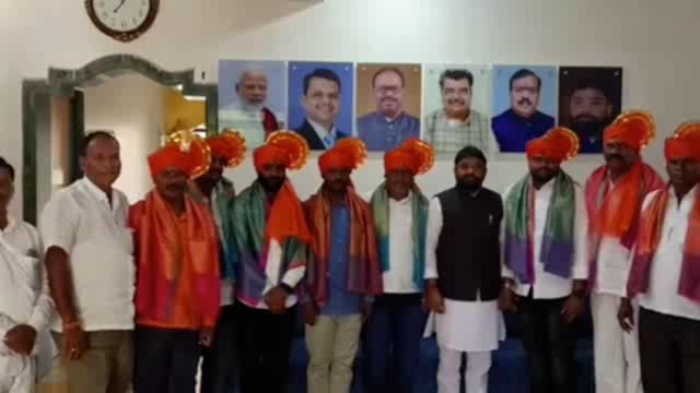 माजी आमदार सुधाकर भालेराव यांच्या हस्ते देवर्जनचे नवनिर्वाचित सरपंच अभिजित सकोळकर यांचा सत्कार