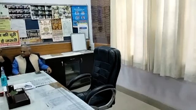 मुख्य चिकित्सा अधिकारी के बयान के खिलाफ एकजुट होकर पहुंचे मथुरा के डॉक्टर