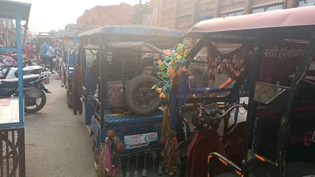 टोटो चालकों के द्वारा सूरजगढ़ा बाजार महावीर चौक के आसपास बना लिया गया टोटो स्टैंड