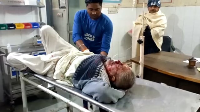 मॉडर्न वाइन शॉप के पास मोपेड सवार बुजुर्ग को गोवंश से टकराकर हुआ गंभीर घायल जिला अस्पताल रेफर