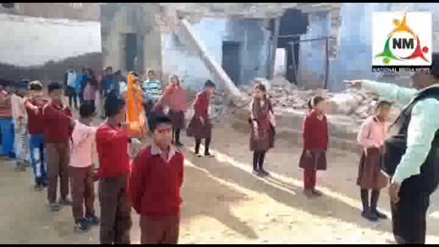 गलन भरी ठंड में स्कूल जाने को मजबूर नौनिहाल :नहीं हुआ शीतकालीन अवकाश