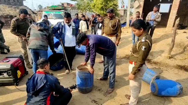 कजरा थाना पुलिस के द्वारा शराब कारोबारी के विरुद्ध अभियान तेज कर की गई छापेमारी