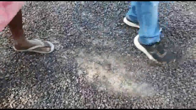 कुंडा से जेठवारा मार्ग से लिंक मार्ग महेवा मलकिया जाने वाले  मार्ग निर्माण में धांधली
गीट्टियाँ पैर से उखड़ रहीं हैं, 