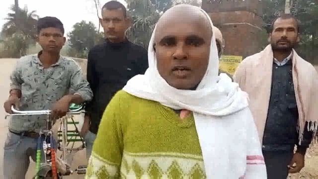 थरथरी  प्रखंड के पंचायत असता मे लोहिया बिहार अभियान के तहत डस्टबिन बितरण किया जा रहा है ग्राम पंचायत के मुखिया अंजू देवी