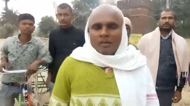 थरथरी  प्रखंड के पंचायत असता मे लोहिया बिहार अभियान के तहत डस्टबिन बितरण किया जा रहा है ग्राम पंचायत के मुखिया अंजू देवी