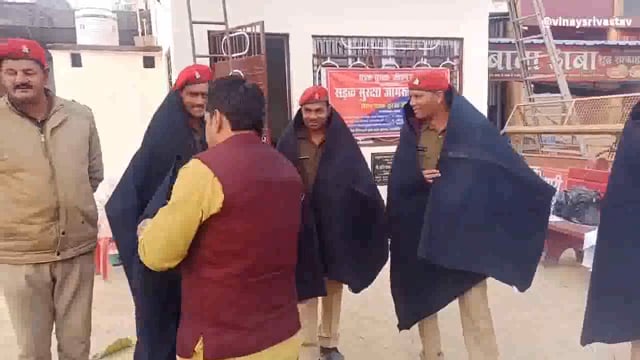 सांसद प्रतिनिधि ने होमगार्ड व पुलिस के जवान को बांटे कंबल, चेहरे पर दिखी खुशी