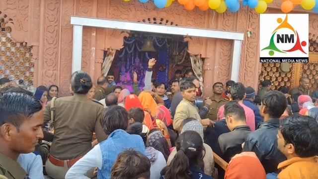 बेलवन के लक्ष्मी जी मेला में दर्शन करने को आए भक्तों को किया गया प्रसाद वितरित।