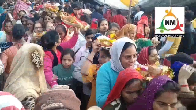 मांट क्षेत्र के बेलवन में पौष माह के चौथे गुरुवार को लक्ष्मी जी के दर्शन करने को भारी संख्या में उमड़े श्रद्धालु भक्त।