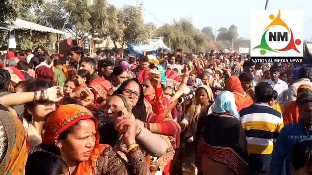 बेलवन में स्थित लक्ष्मी जी मेला में दर्शन करने आए श्रद्धालु भक्तों ने दर्शन के बाद झूला झूल कर लिया आनन्द।