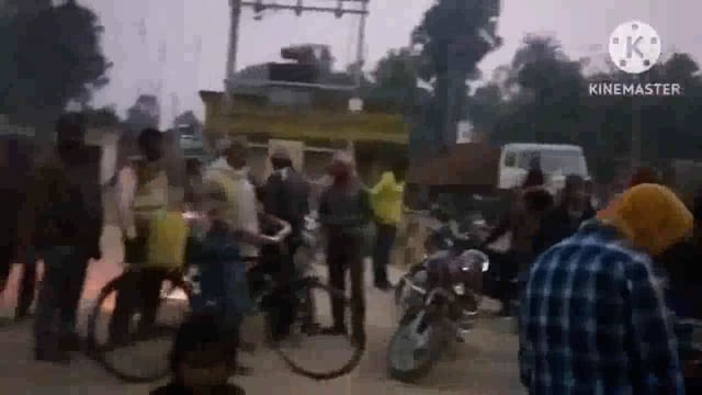 सुराहा गांव में पेड़ काटने के क्रम में बिजली तार टूटने से एक बालक बुरी तरह जख्मी आक्रोशित ग्रामीणों ने किया रोड जाम