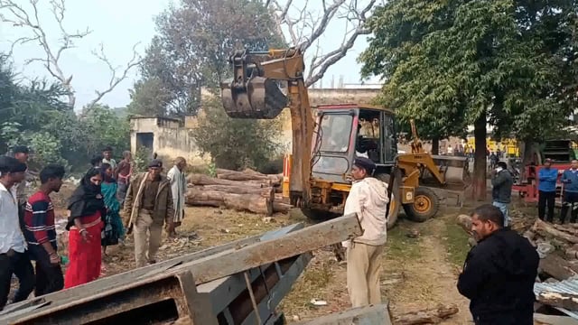 अवैध कब्जा को लेकर  पुलिस प्रशासन एवं एसडीओ के द्वारा जेसीबी से उखार फेंका गया लकड़ी आरा मिल का प्लांट