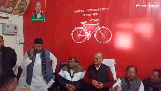 अकबरपुर के सपा विधायक राम अचल राजभर पहुंचे मऊ पीड़ित से की बात