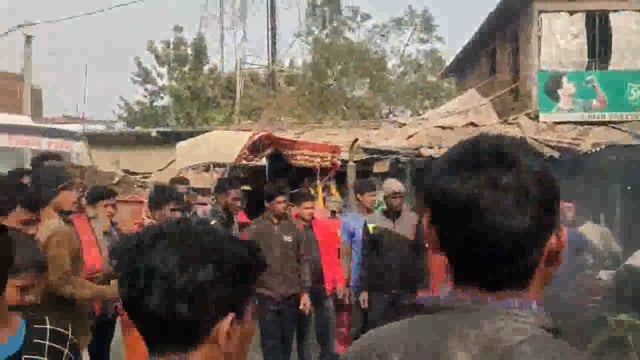 कटोरिया में पदस्थापित  रोजगार सेवक की सड़क दुर्घटना में मौत
आक्रोशित ग्रामीणों ने संवेदक के खिलाफ शव को सड़क पर रखकर बेल