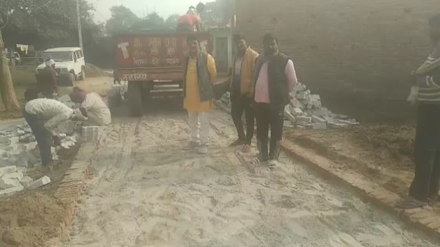 वजीरगंज के नगवा मे आरसीसी खडंजा निर्माण कार्य का प्रधान स्वामीनाथ सिंह ने किया निरीक्षण, लोगों को दिया आवश्यक निर्देश