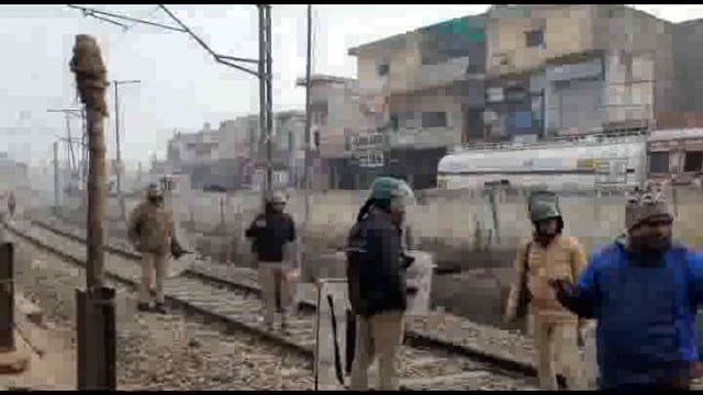 कस्बा राया में रेलवे पुलिस बल और राया पुलिस ने रेलवे स्टेशन रोड को कराया अतिक्रमण मुक्त