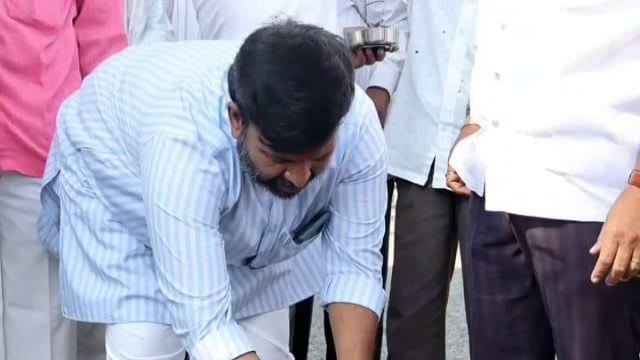 शहरातील प्रभाग क्रमांक १९ मध्ये माजी उपनगराध्यक्ष सुधीर भोसले यांच्या हस्ते विकास कामाचा शुभारंभ