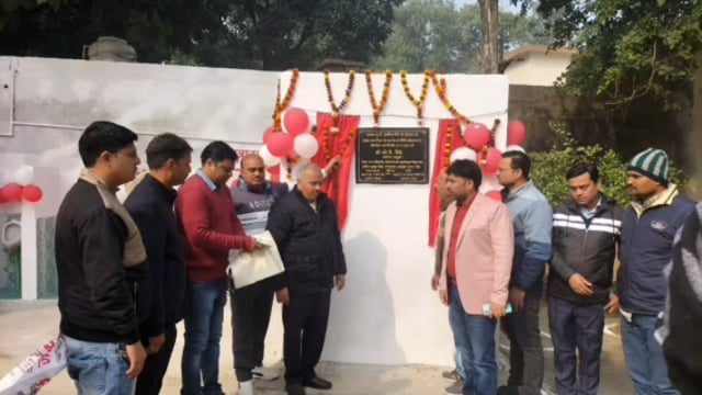 नवाबगंज जिला गन्ना अधिकारी ने शौचालय का किया लोकार्पण