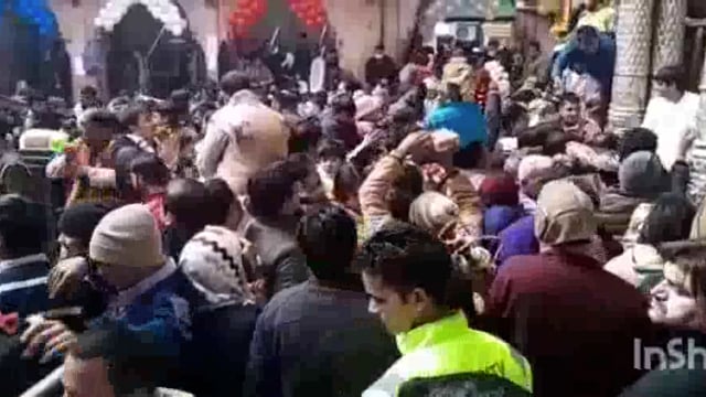 ठाकुर बांके बिहारी के दर्शन को उमड़ा नववर्ष पर अपार सैलाब एसएसपी ने किया हाथ जोड़कर श्रद्धालुओं का स्वागत