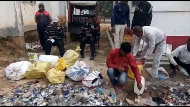 पुलिस व उत्पाद विभाग के द्वारा जब्त शराब का किया गया विनष्टीकरण 
