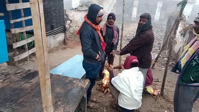 सूरजगढ़ा एनएच 80 पर कोहरे के कारण छोटी बड़ी वाहनों की गति धीमी पड़ गई ठंड के कारण लोग अलाव जलाए हैं 