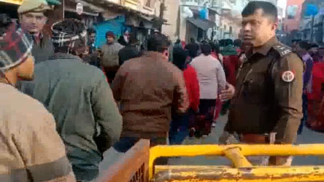 नववर्ष पर सुप्रसिद्ध ठाकुर बांके बिहारी जी मंदिर में उमड़ा आस्था का भारी जनसैलाब,   पुलिसकर्मियों पर बेकाबू हुईं भीड़। 