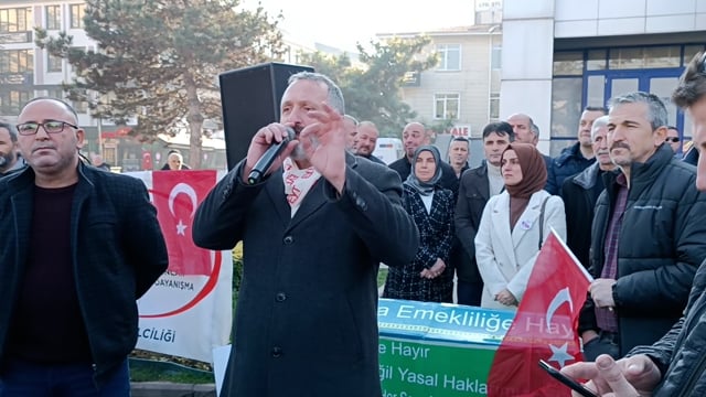 EYT’liler yeni çıkacak kanunu göbek atarak kutladı, tabutu parçaladı