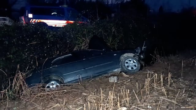 Otomobil Kanala Uçtu: 3 Yaralı