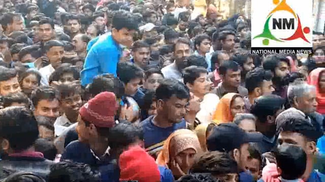 नववर्ष पर प्रसिद्ध ठाकुर बांके बिहारी जी मंदिर में उमड़ा भक्तों का भारी जनसैलाब, पुलिसकर्मियों पर बेकाबू हुई भीड़।