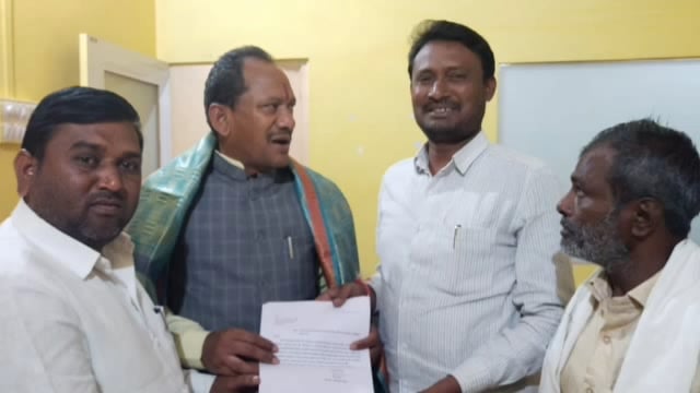 बोरगाव ते होकर्णा बॉर्डर रस्ता तात्काळ दुरुस्त करावा,नामदार प्रभू चव्हाण यांना दिले निवेदन 