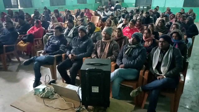 जाति आधारित जनगणना को लेकर प्रखंड मुख्यालय स्थित अंबेडकर सभा भवन सूर्यगढ़ा में शिक्षकों को दी जा रही है प्रशिक्षण