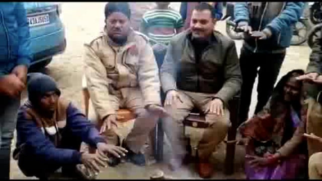 पुलिस चौकी रगडगंज में चौकी प्रभारी रगडगंज कामेश्वर राय व दीवान अनिल यादव ने लोगों को ठंड से निजात दिलाने के लिए आलाव जलव