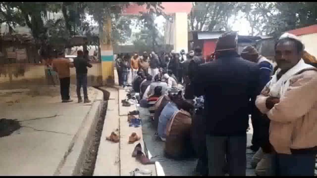 आसपुर देवसरा ब्लाक पर प्रधानों का धरना
प्रधानों का कमीसनखोरी का आरोप
कर्मचारियों को नहीं जाने दिया ब्लाक के अंदर