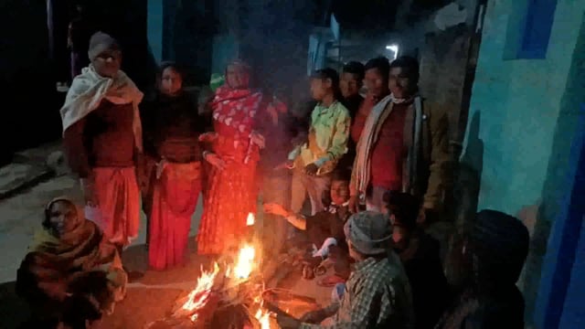 सूरजगढ़ा नगर परिषद वार्ड संख्या 17 में वार्ड पार्षद अमलेश कुमार के द्वारा ठंड से बचाव हेतु अलाव की व्यवस्था की गई