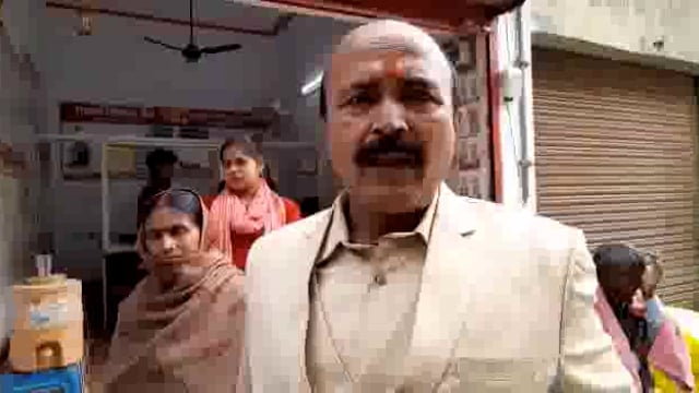  चेवाड़ा में खाद दुकानों पर एग्रीकल्चर कोऑर्डिनेटर व दुकानदारों के द्वारा किसानों को खाद के साथ-साथ नैनो लेने दिया सलाह।