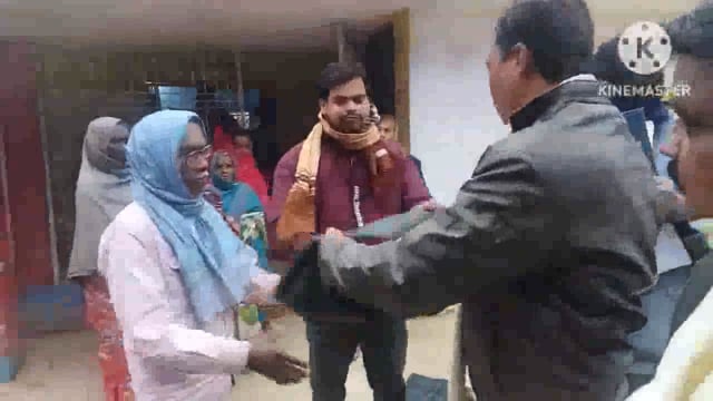 अंचल कार्यालय द्वारा असहाय व्यक्तियों को प्रमुख प्रतिनिधि प्रसेनजीत कुमार द्वारा दर्जनों लोगों को कंपाल का कियागया वितरण