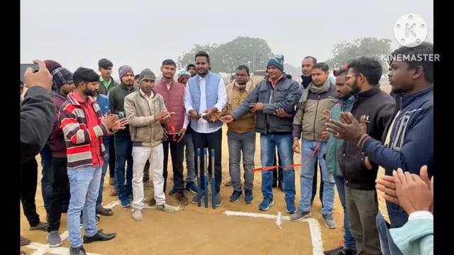फुल्लीडुमर पंचायत के तेलियाखार में आयोजित क्रिकेट टूर्नामेंट का समाजसेवी शरद यादव ने विधिवत किया उद्घाटन
