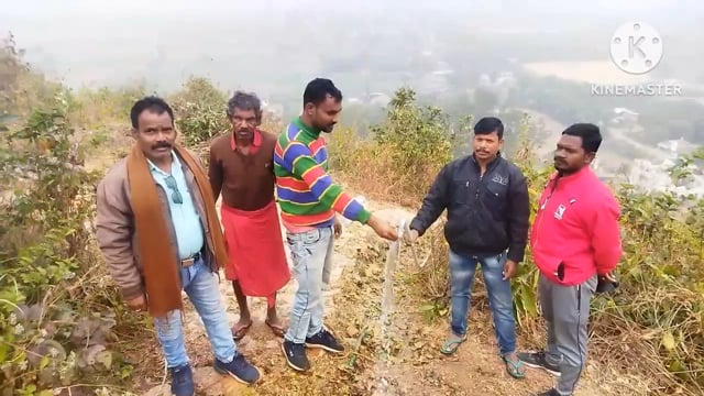 12 सौ फिट ऊंचे पहाड़ पर अवस्थित कुशमेश्वर नाथ शिव मंदिर में समाजसेवी बादल कुमार के नेतृत्व में पहुंचाया गया पानी