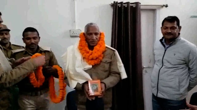 सूर्यगढ़ा सेवानिवृत्त होमगार्ड के जवान दिनेश सिंह को सूर्यगढ़ा थाना परिवार के ल द्वारा दी गई भावभीनी विदाई