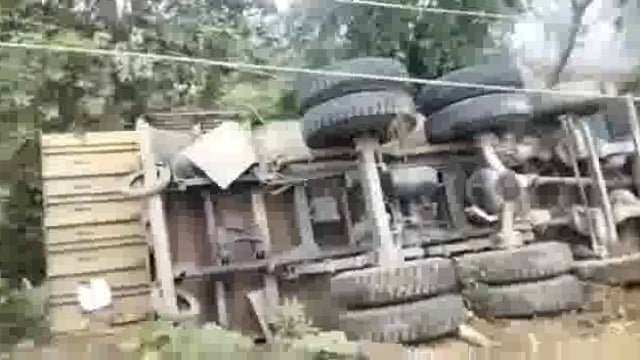 मनकापुर: छात्र को बचाने के चक्कर में अनियंत्रित होकर पलटी ट्रक बड़ी दुर्घटना टली