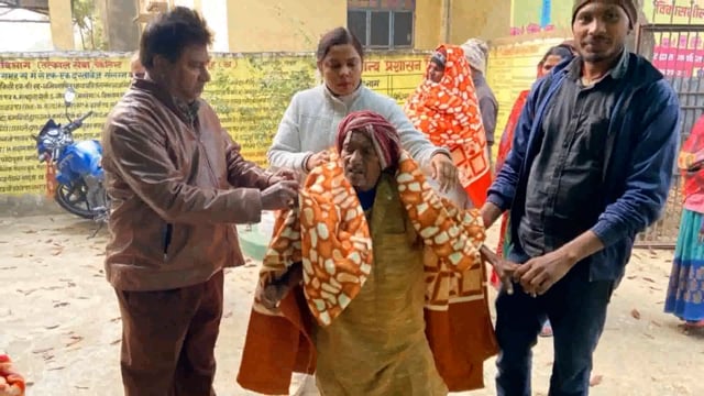 थरथरी अंचलअधिकारी के द्वारा 30 असहाय, बुजुर्ग लोगो को कम्बल का किया गया वितरण