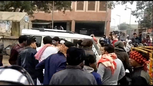 कार पार्किंग को लेकर पार्किंग कर्मचारियों ने श्रद्धालुओं के साथ की मारपीट बिना दर्शन किये वापस लौटे श्रधालु ।