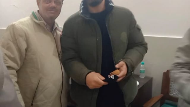 भारत की क्रिकेट टीम के पूर्व कप्तान विराट कोहली अपनी पत्नी अनुष्का शर्मा के साथ वृंदावन पहुंचे