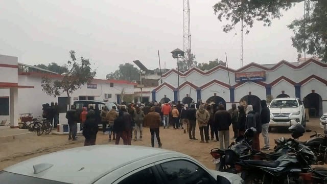 नगर पंचायत भारत भारी के बढ़नी में स्थानीय युवक ने कर्मचारि के साथ कि मारपीट कर्मचारियों ने डुमरियागंज थाने का किया घेराव 