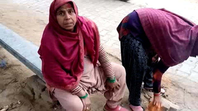 सर्दी का सितम ग्रामीण क्षेत्रों में अलाव का सहारा ले रहे नागरिक