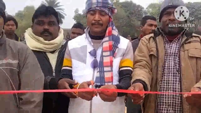 16 टीमों के बीच खेले जाने वाले दो दिवसीय फुटबॉल मैच का उद्घाटन प्रमुख प्रतिनिधि प्रसेनजीत कुमार राय ने फीता काटकर किया