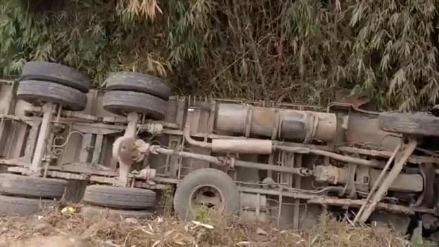 सूरजगढ़ा थाना क्षेत्र के नंदपुर ढाला के पास एक कंटेनर में धक्का मारने के बाद ट्रक  पलटी खा गया