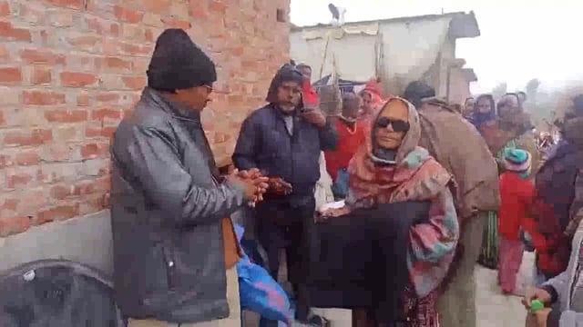 ठंड के मौसम में गरीबों के मसीहा बने मोबीन अंसारी