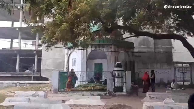  किन्नर सुरेंद्र उर्फ श्वेता ने मलिक ताहिर बाबा के दरबार में चढ़ाई चादर