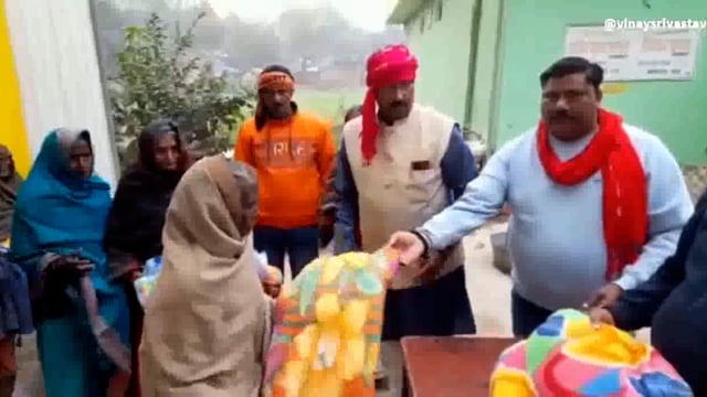 पिता की पुण्यतिथि पर गरीबों में बांटा कंबल