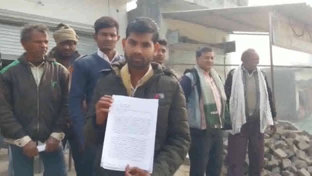 कठेला सर्कि निवासी ग्रामीणों ने बाढ़ से फसल बर्बाद होने के रिपोर्ट लगाने पर लेखपाल पर धन उगाही का लग रहा है आरोप ।